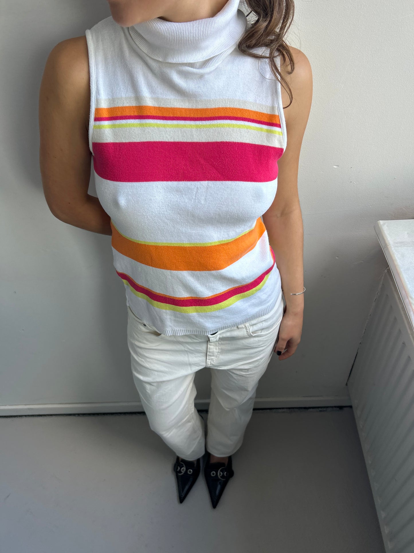 Colourful sleeveless turtleneck