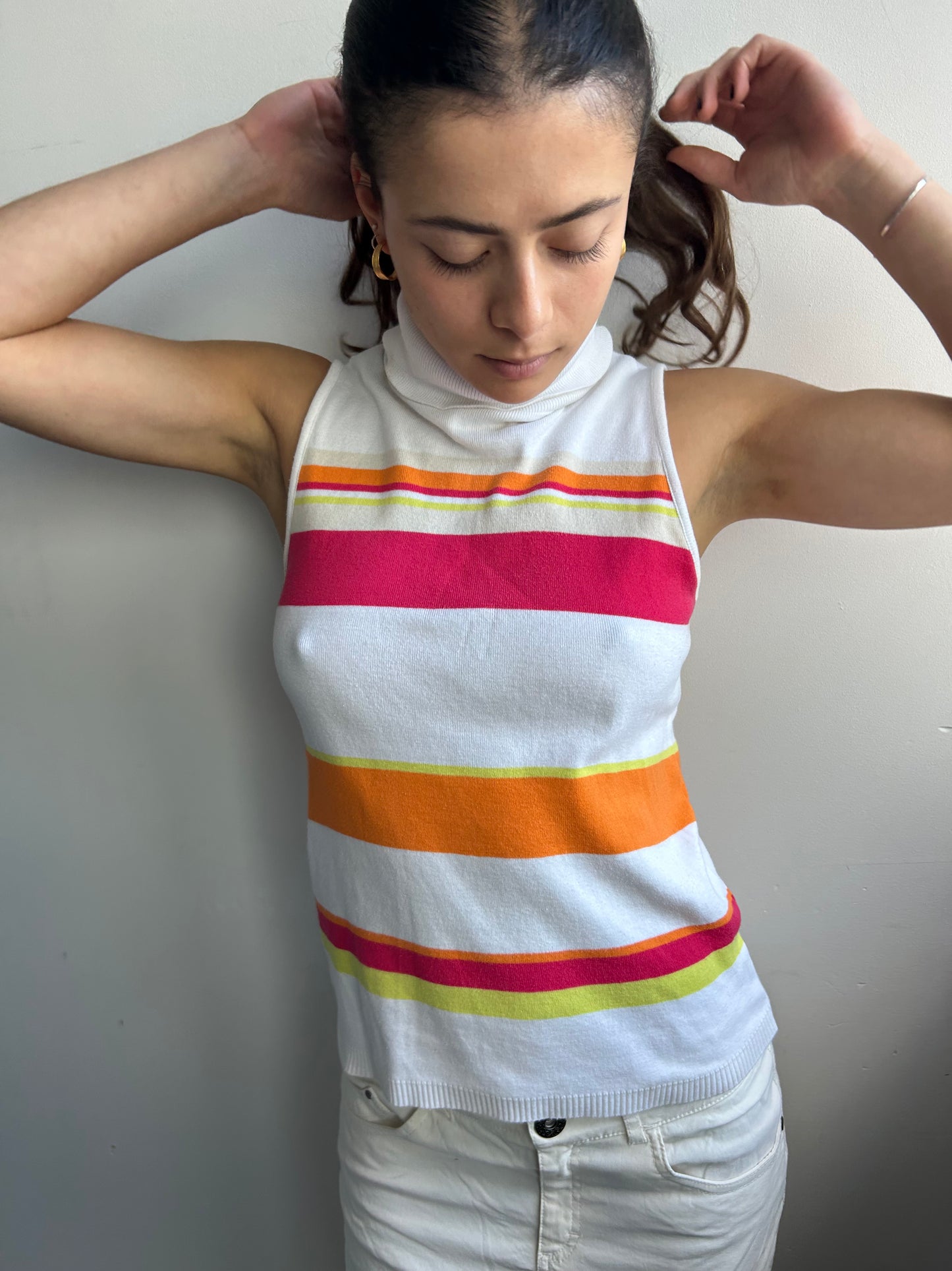 Colourful sleeveless turtleneck