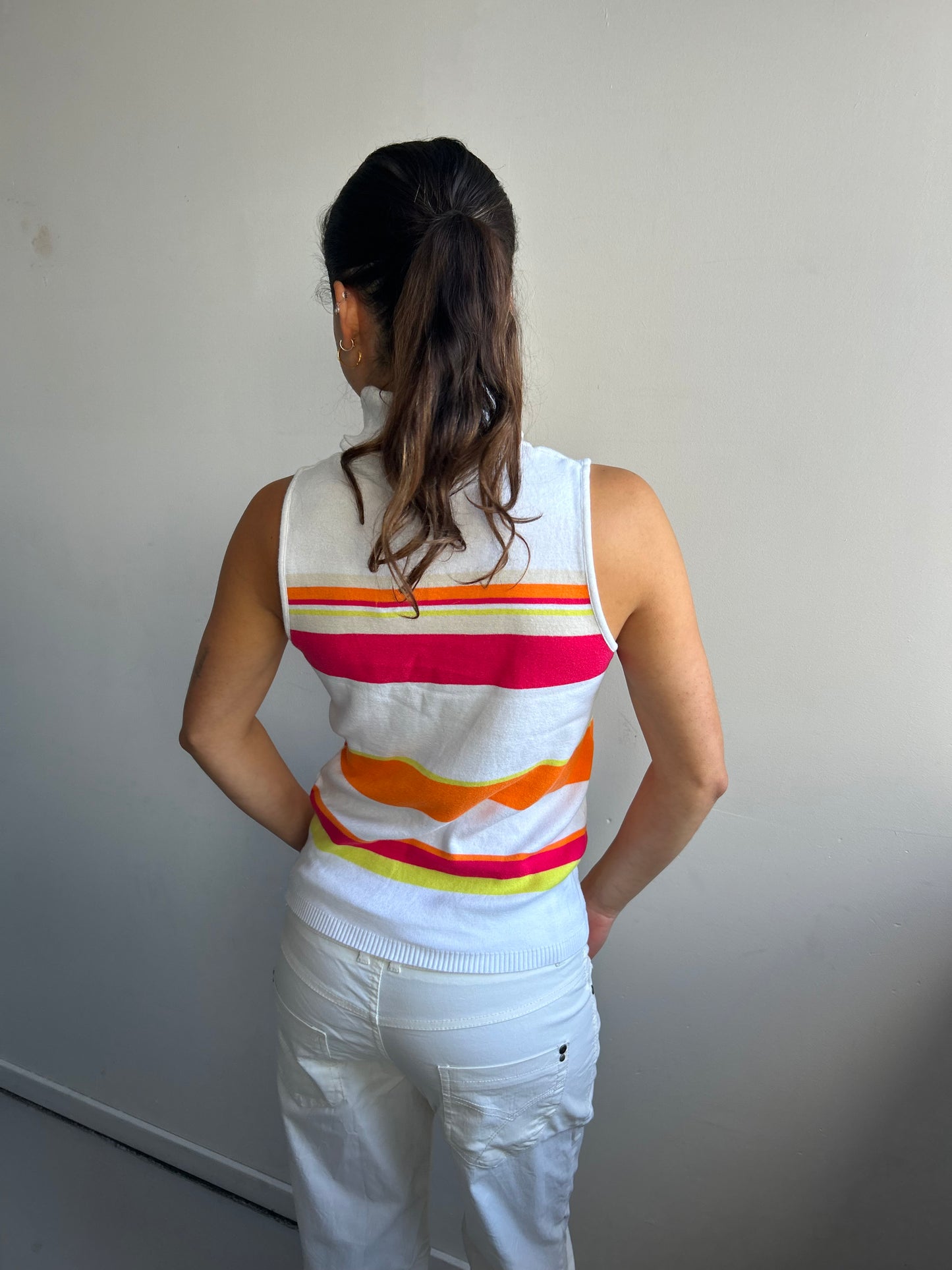 Colourful sleeveless turtleneck